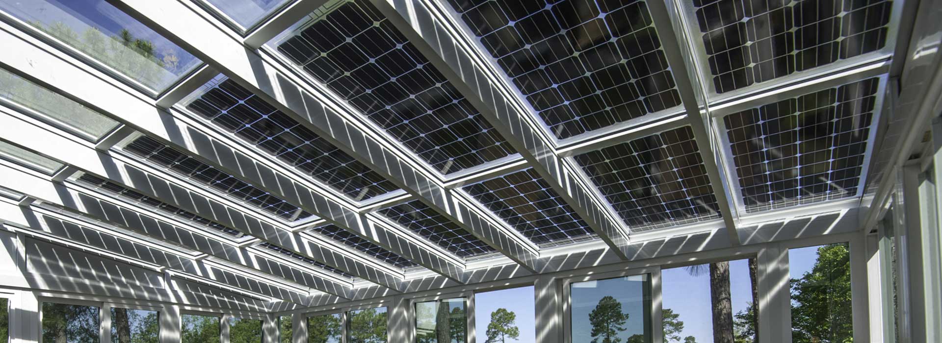 Aluminium roofing with photovoltaic panels