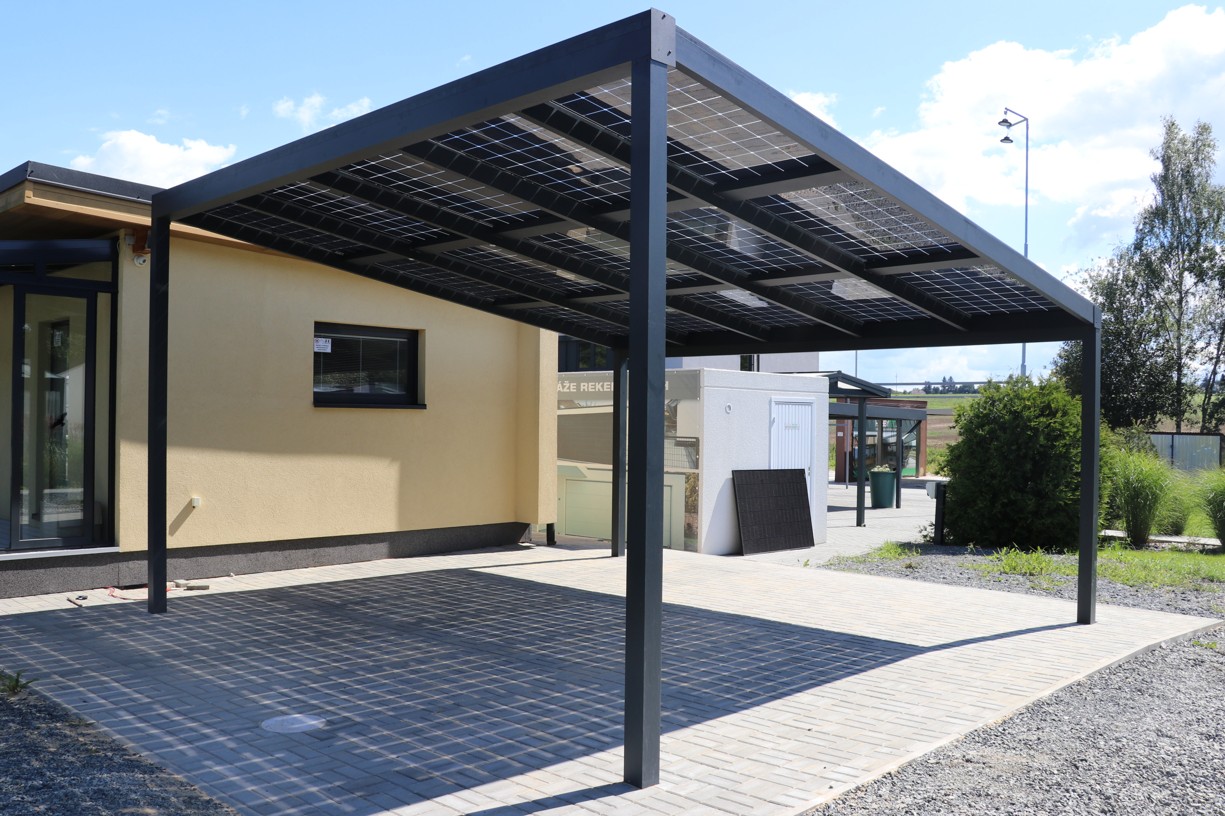 Aluminium roofing with photovoltaic panels