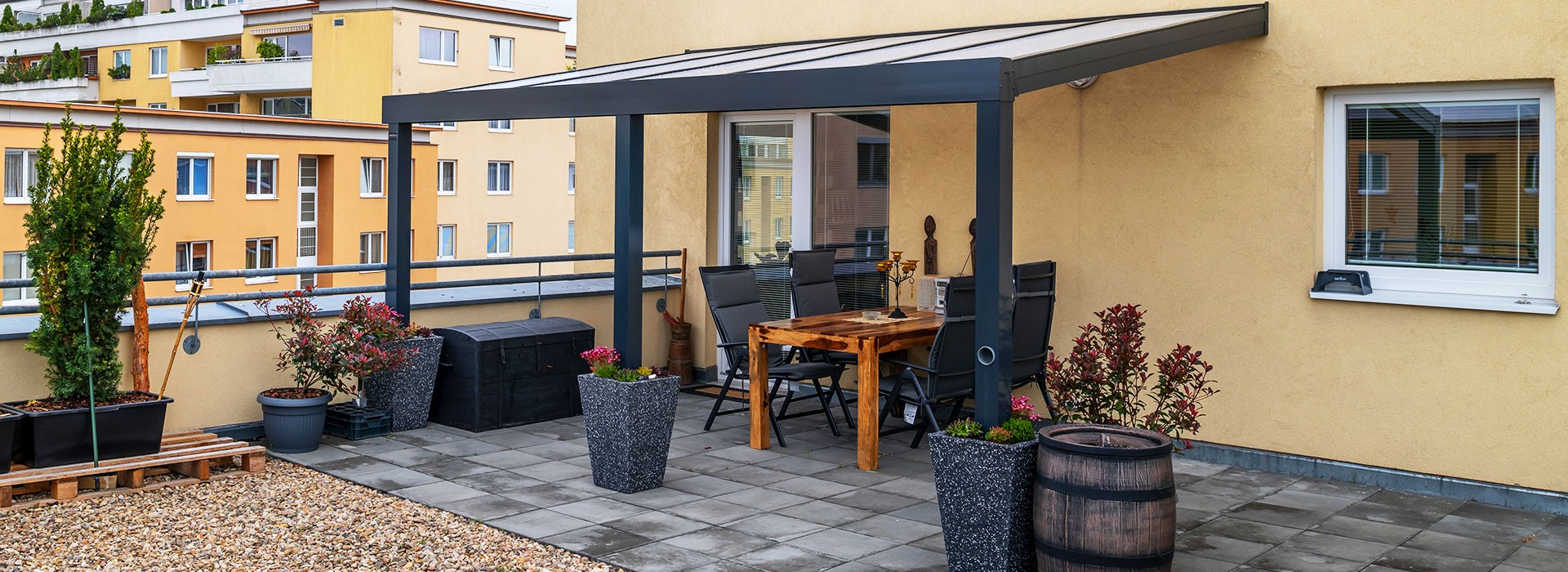 Aluminum pergolas with roofing in the form of polycarbonate