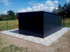 Sheltered garage with RAL roof rack