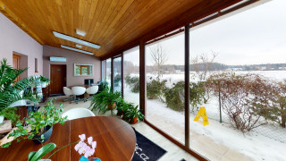 ZANIA sunroom with wooden decoration