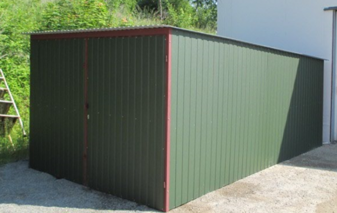 Sheltered garage with RAL roof rack