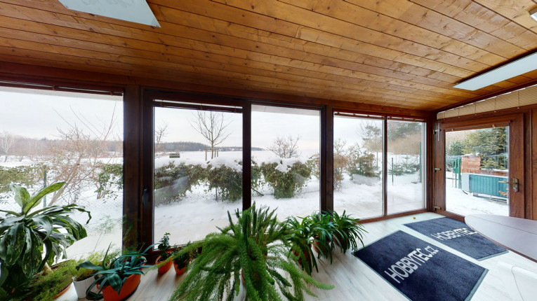 ZANIA sunroom with wooden decoration